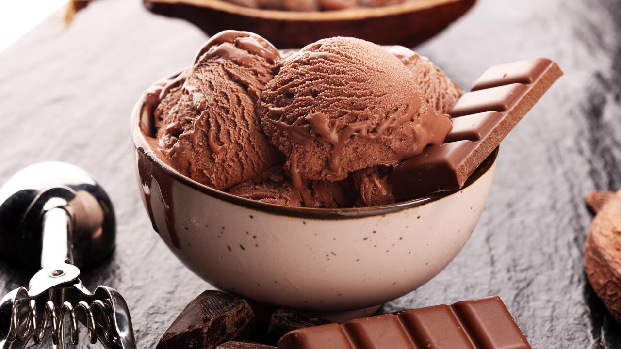 Mit Eismaschine oder ohne? Für beide Varianten haben wir ein einfaches Rezept für Schokoladeneis.