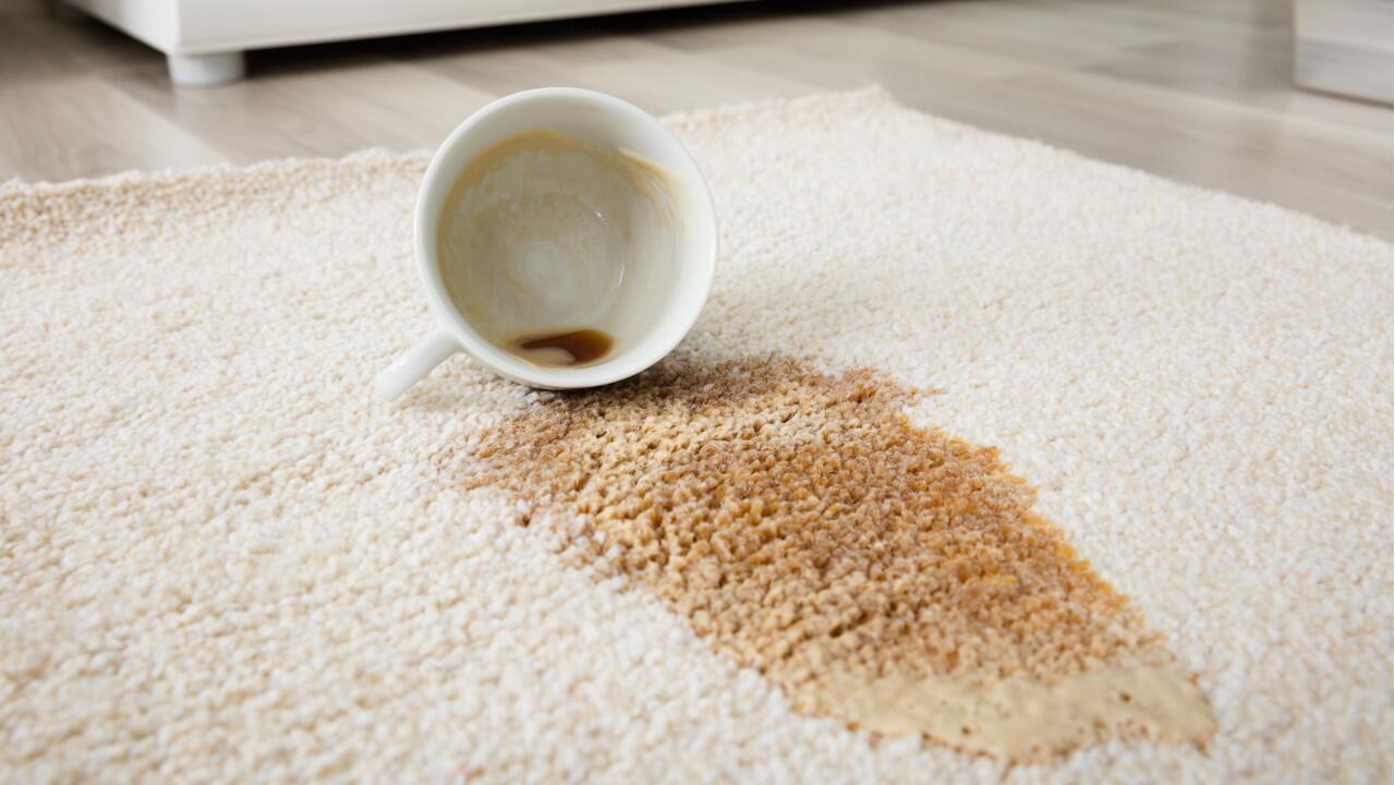 Mit Hausmitteln können Sie Kaffeeflecken aus Teppichen und Kleidung entfernen.