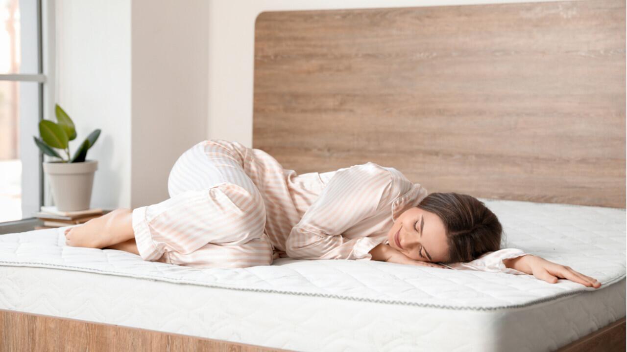 Mit der richtigen Matratze schläft es sich besser – doch die Matratze sollten Sie auch reinigen. 