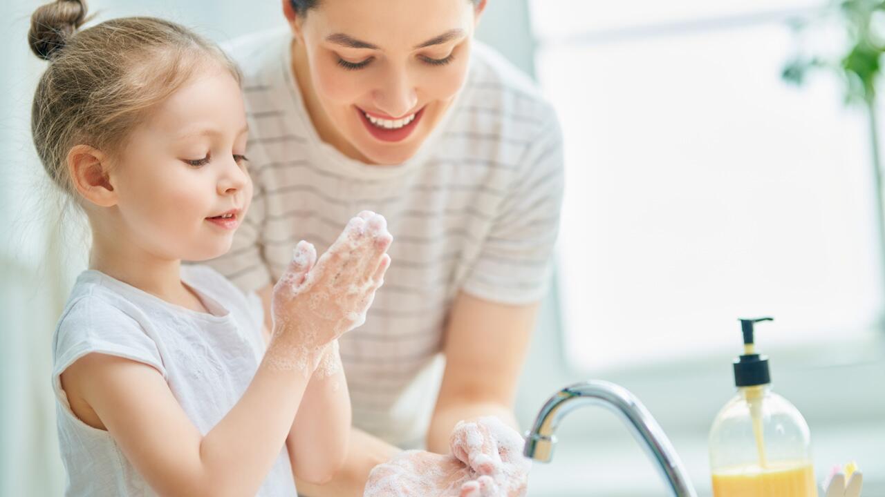 With a few tricks, hand washing with children works even better.
