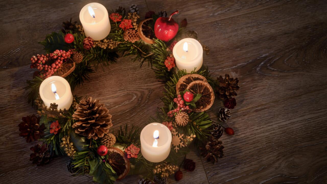 Mit unseren Tipps hält Ihr Adventskranz so lange frisch, bis alle Kerzen brennen.