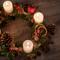 Adventskranz frisch halten: 3 Tipps, damit er bis Weihnachten hält Adventskranz frisch halten: 3 Tipps, damit er bis Weihnachten hält