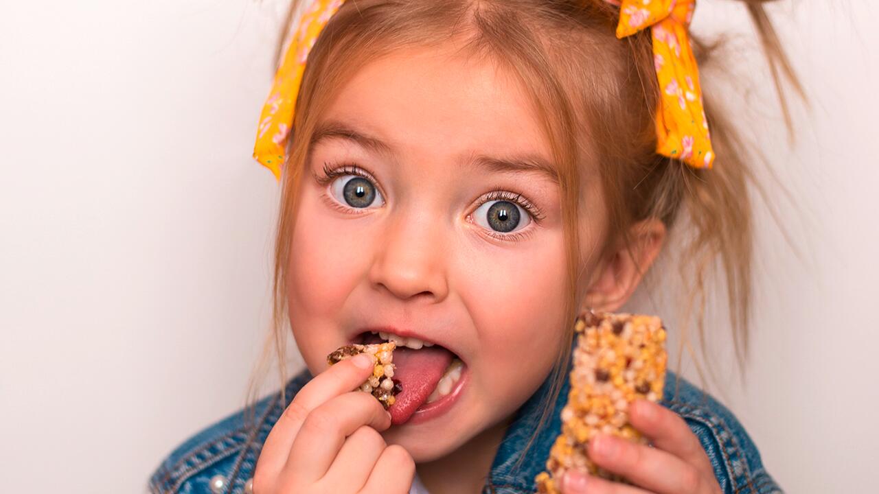 Müsliriegel & Co. sind eine bequeme Wahl für den schnellen Snack zwischendurch. Aber sind sie auch gesund?