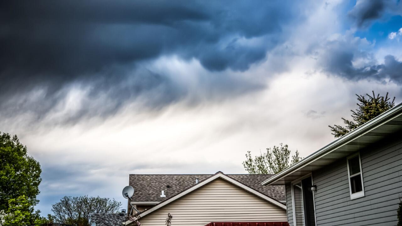 Nach einem Unwetter entdeckt man nicht sofort alle Sturmschäden am Haus.