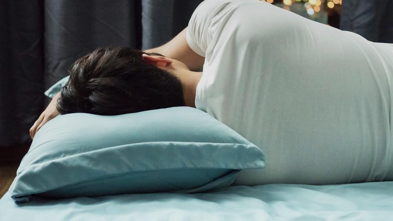 между сном и явью. Body pillow подушка для беременных. поза для сна подушка. позы сна с подушкой между ног. подушка для сна на боку между ног.