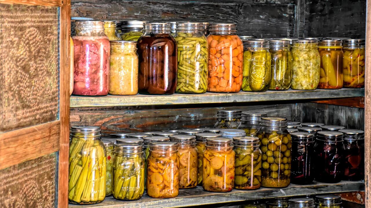 Neben Sauerkraut, Gurken und Kombucha lassen sich viele weitere Lebensmittel fermentieren.