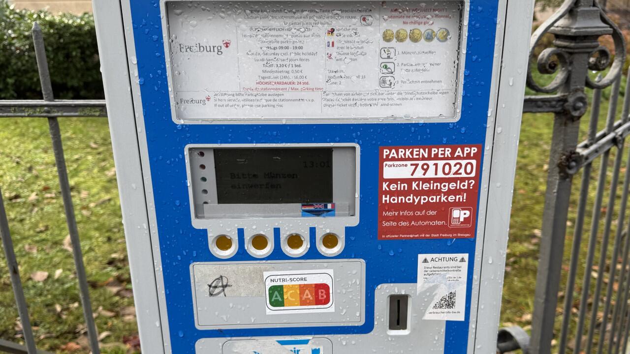 Neue Betrugsmasche mit QR-Codes an Parkscheinautomaten.