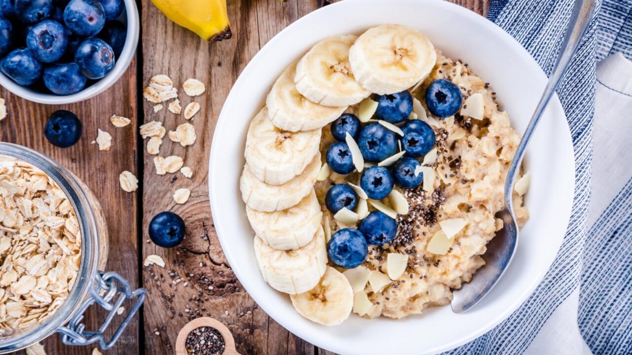 Ob Müsli, Porridge oder veganes Rührei: Auch ein veganes Frühstück kann abwechslungsreich und gesund sein.