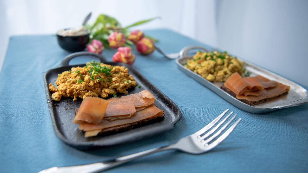 Osterfrühstück: Rezept für veganes Rührei mit Karottenlachs