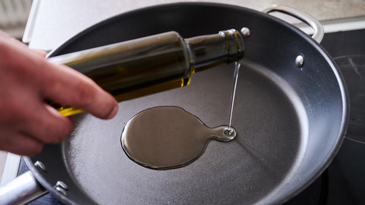 PFAS stecken in vielen Produkten, auch in Pfannen.