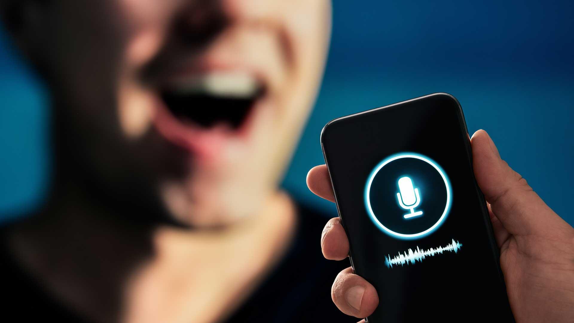 Person wird beim Sprechen aufgezeichnet