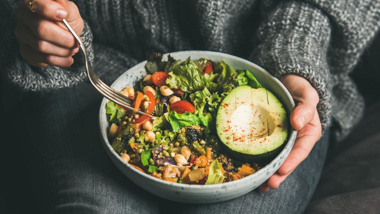 Pflanzliche Ernährung: Was die Umstellung einsparen kann – an Geld, CO2 und Tierleben