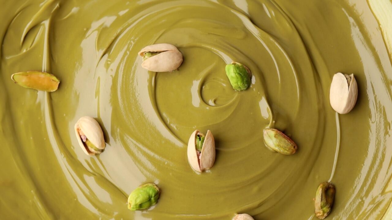 Pistaziencreme liegt derzeit hoch im Kurs, bereiten Sie sie einfach selbst zu.