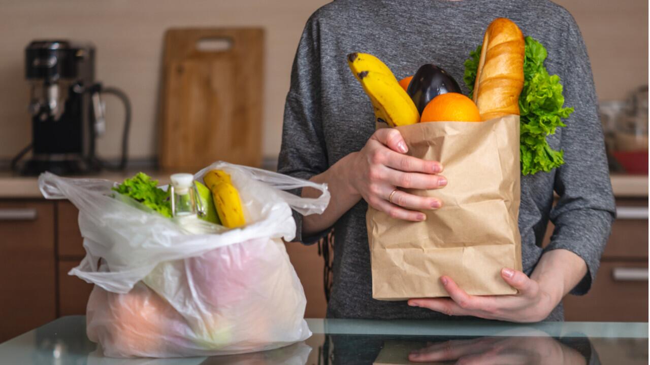 Plastiktüte oder Papiertüte beim Einkaufen? Beides keine gute Idee.