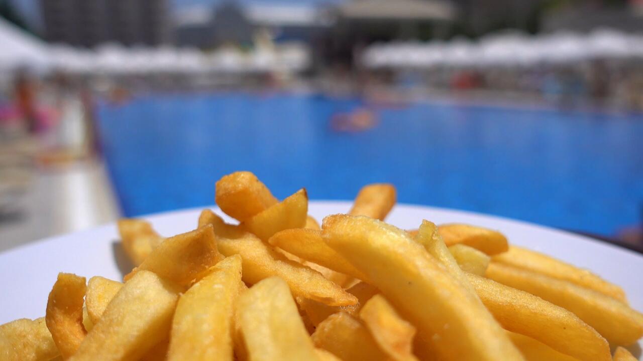 Pommes bei Hitze: Warum salzig essen im Sommer wichtig ist 