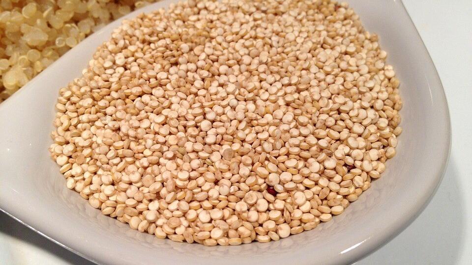 Quinoa, das Pseudogetreide, hat viele gesunde Inhaltsstoffe aber meist einen weiten Transportweg.