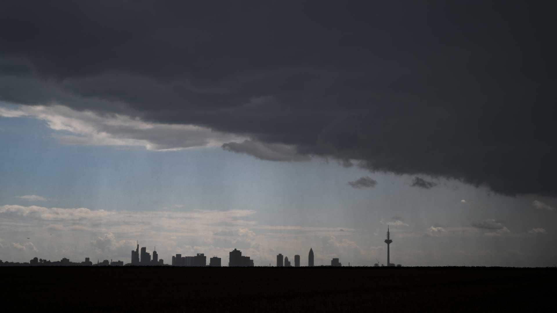 Regenwolken über Frankfurt am Main