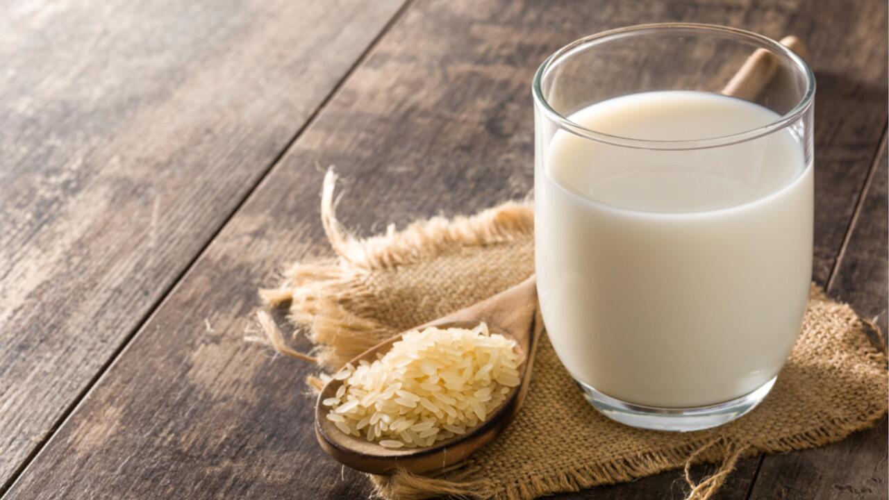 Reismilch oder Reisdrink ist ein veganer, pflanzlicher Milchersatz.