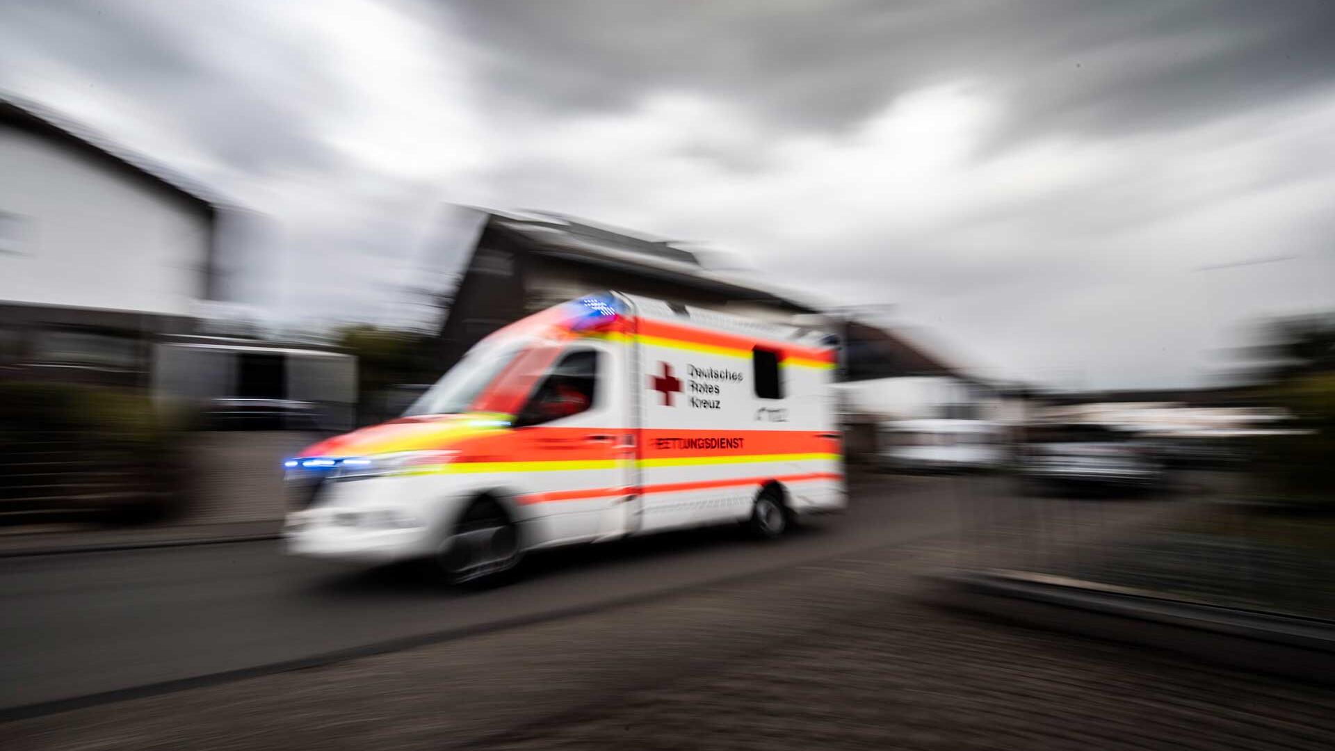 Rettungswagen – Bei einem Verdacht auf Schlaganfall zählt jede Sekunde. Die FAST-Regel hilft beim Erkennen.