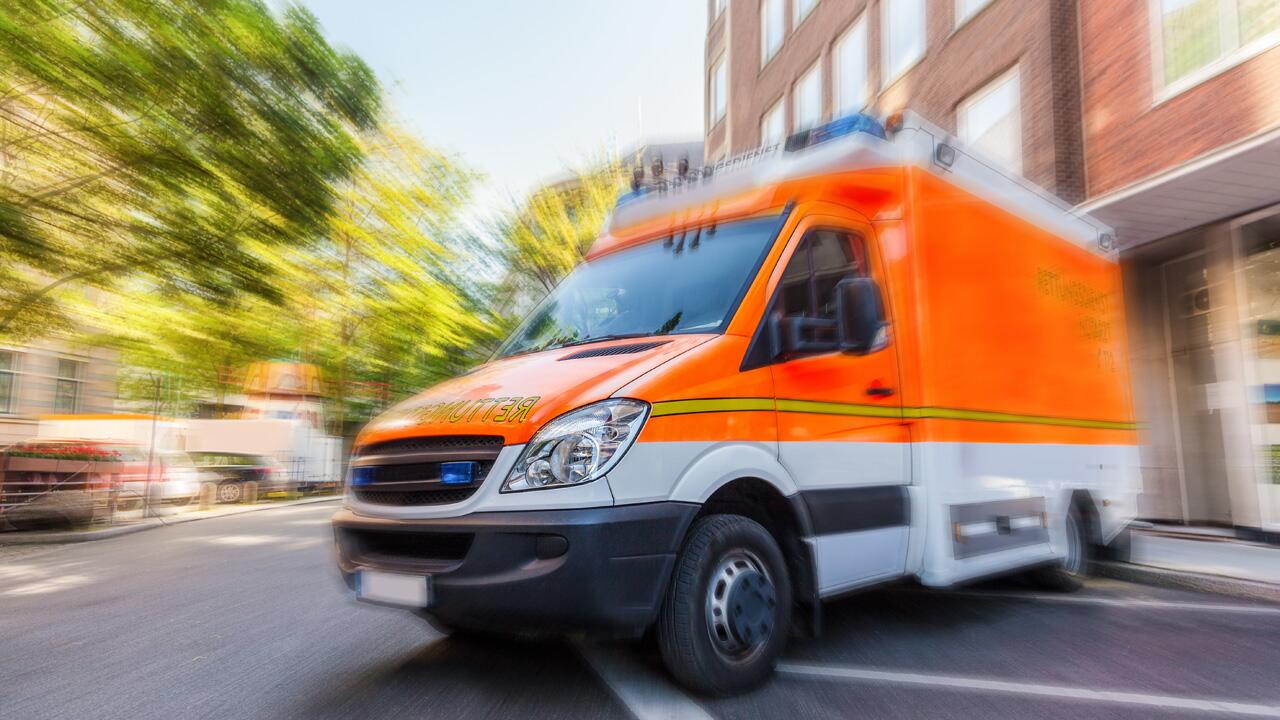 Rettungswagen ohne Martinshorn, mit Blaulicht: Das sollen Autofahrer tun