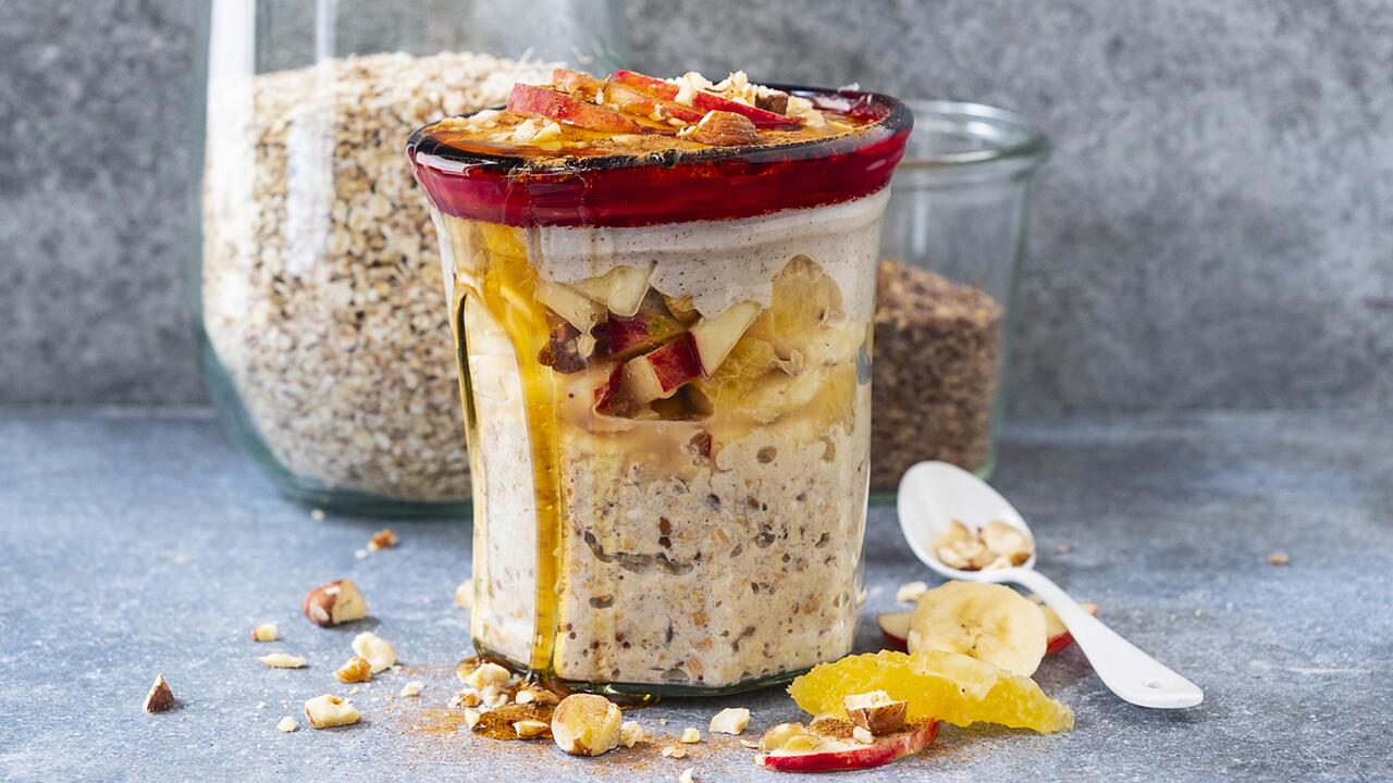 Rezept für Overnight Oats mit Obststalat und Zimt