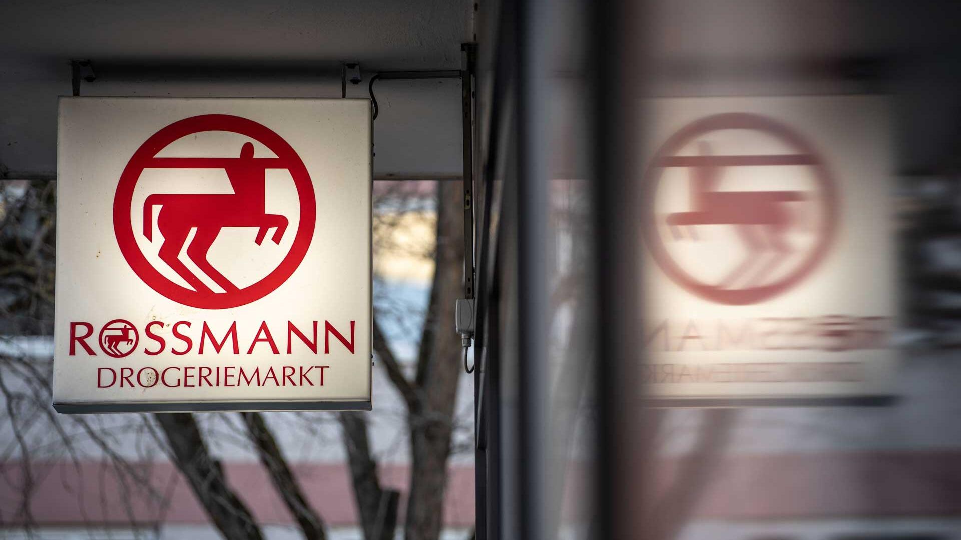 Rheinland-Pfalz, Mainz: Eine Leuchttafel mit dem Firmenlogo hängt an eine Filiale der Drogeriemarktkette Rossmann in der Mainzer Innenstadt.