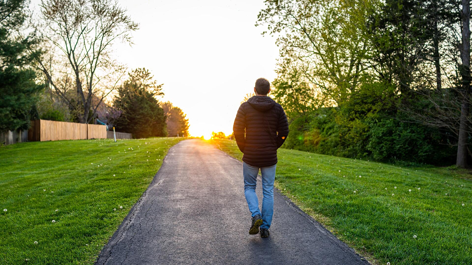 Rückenschmerzen im Alltag? Gehen kann helfen – aber wie viel ist nötig?