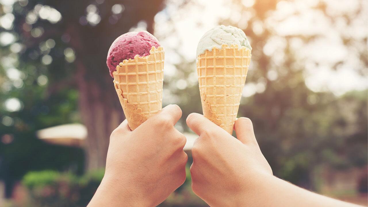 Schokoeis, Erdbeereis und andere Sorten können Sie einfach selber machen – auch ohne Eismaschine.