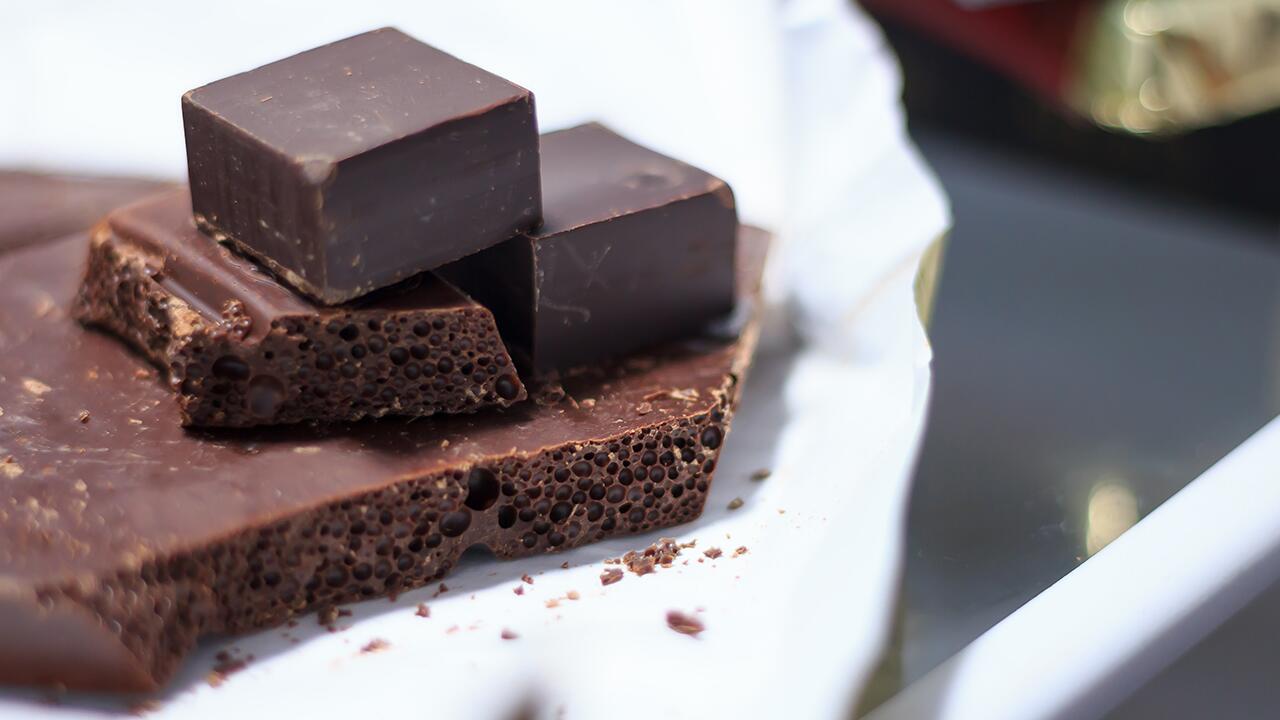 Schokolade sollte man besser nicht in den Kühlschrank legen: Dort nimmt sie Fremdgerüche auf. Außerdem kann sie bei niedrigen Temperaturen nicht gleich ihr volles Aroma entfalten.