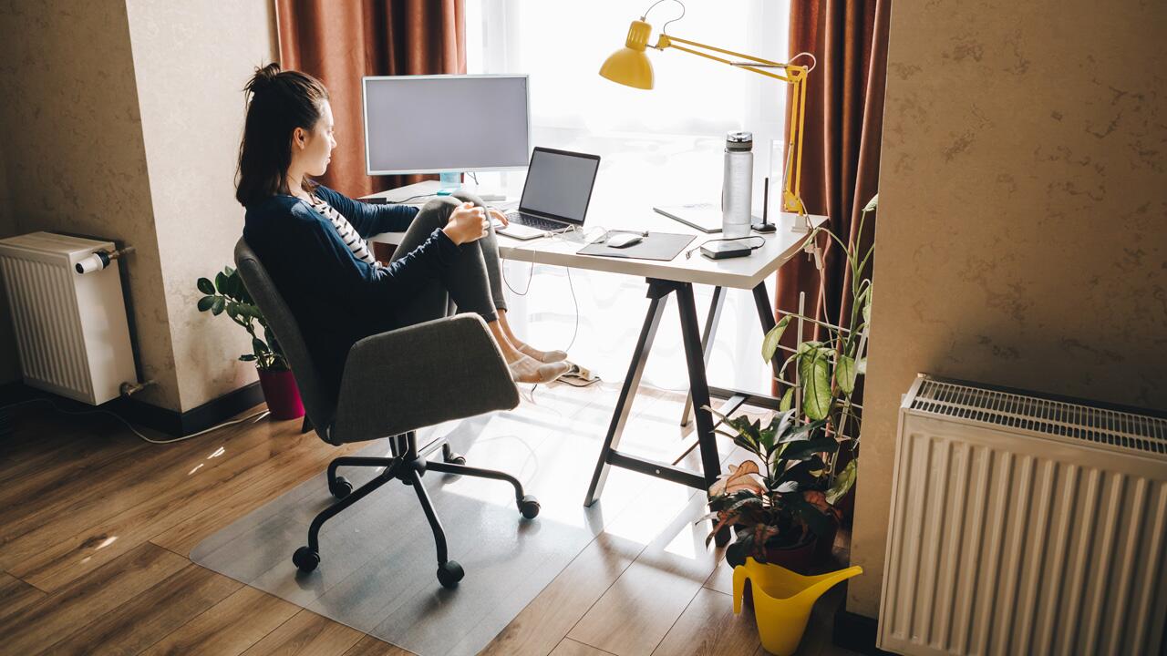 Schreibtisch im Schlafzimmer Arbeitsplatz Home-Office