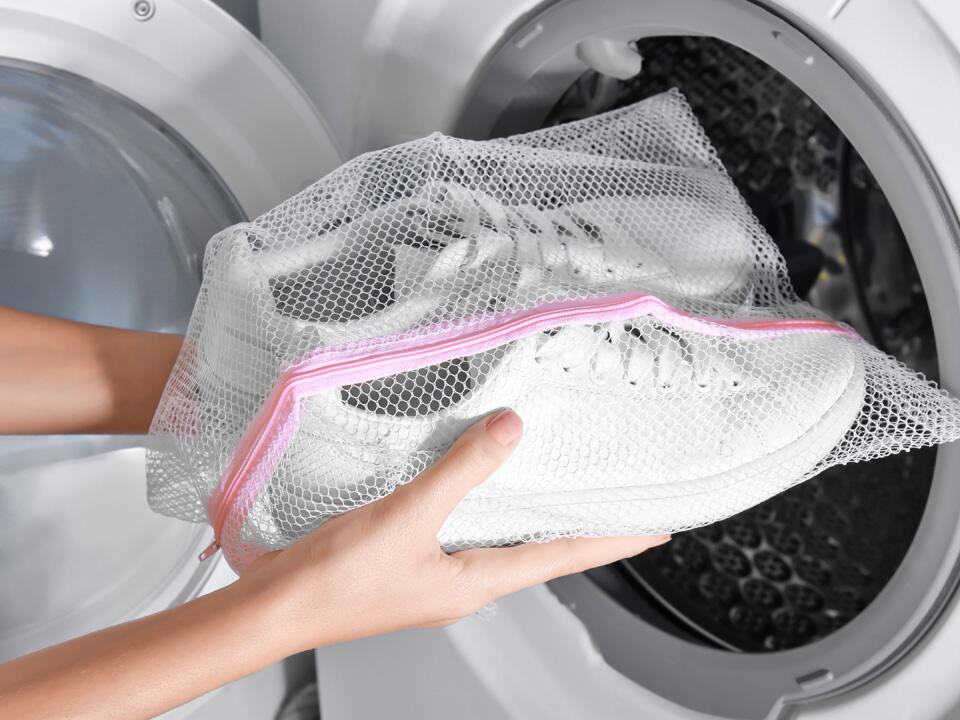 Schuhe waschen Welche Schuhe durfen in die Waschmaschine OKO TEST