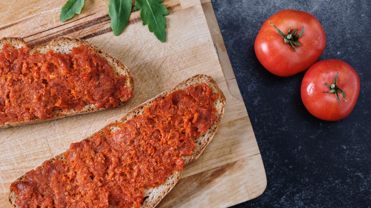 Selbst gemachter Tomatenaufstrich holt den Sommer aufs Brot.