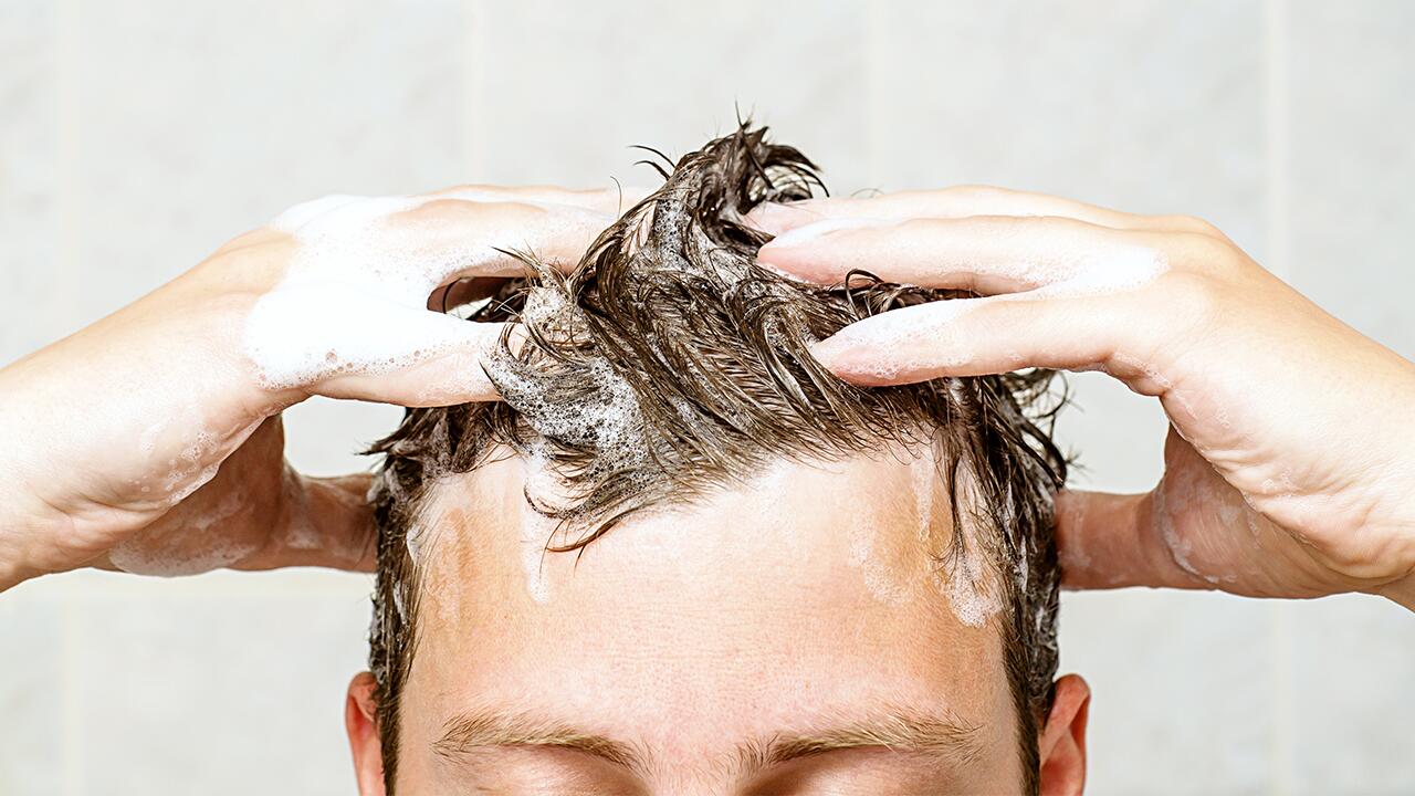 Shampoo gegen Haarausfall im Test: Alpecin, Plantur 21 und Co. im Vergleich.