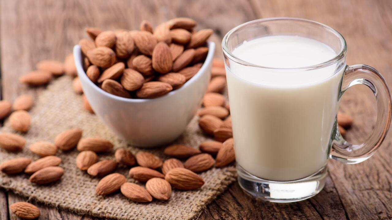 So gesund ist Mandelmilch – und so können Sie Mandelmilch selber machen