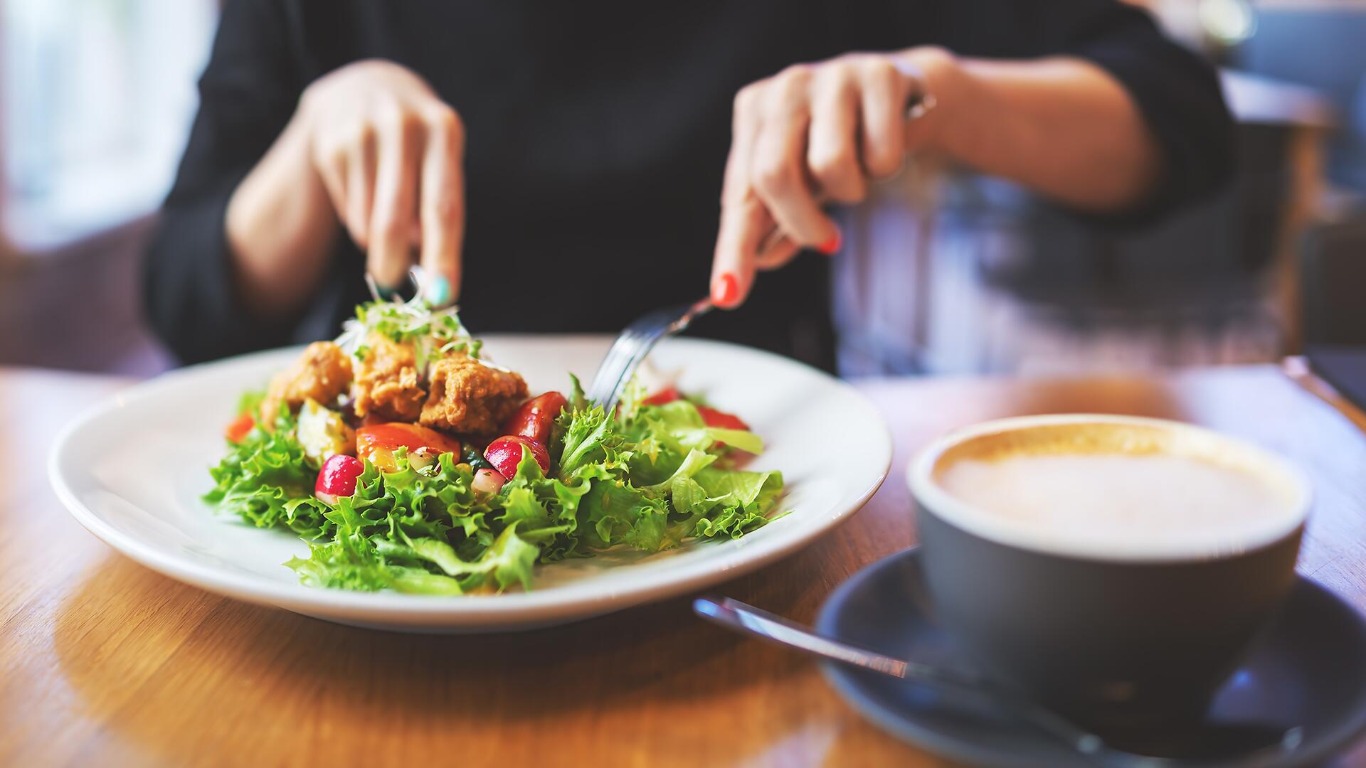 Sollte man wirklich keinen Kaffee zum Essen trinken? Was an dem Mythos dran ist.