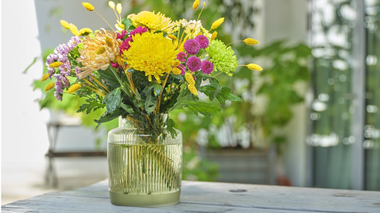 Sommerblumen aus dem Garten sehen auch in der Vase toll aus.