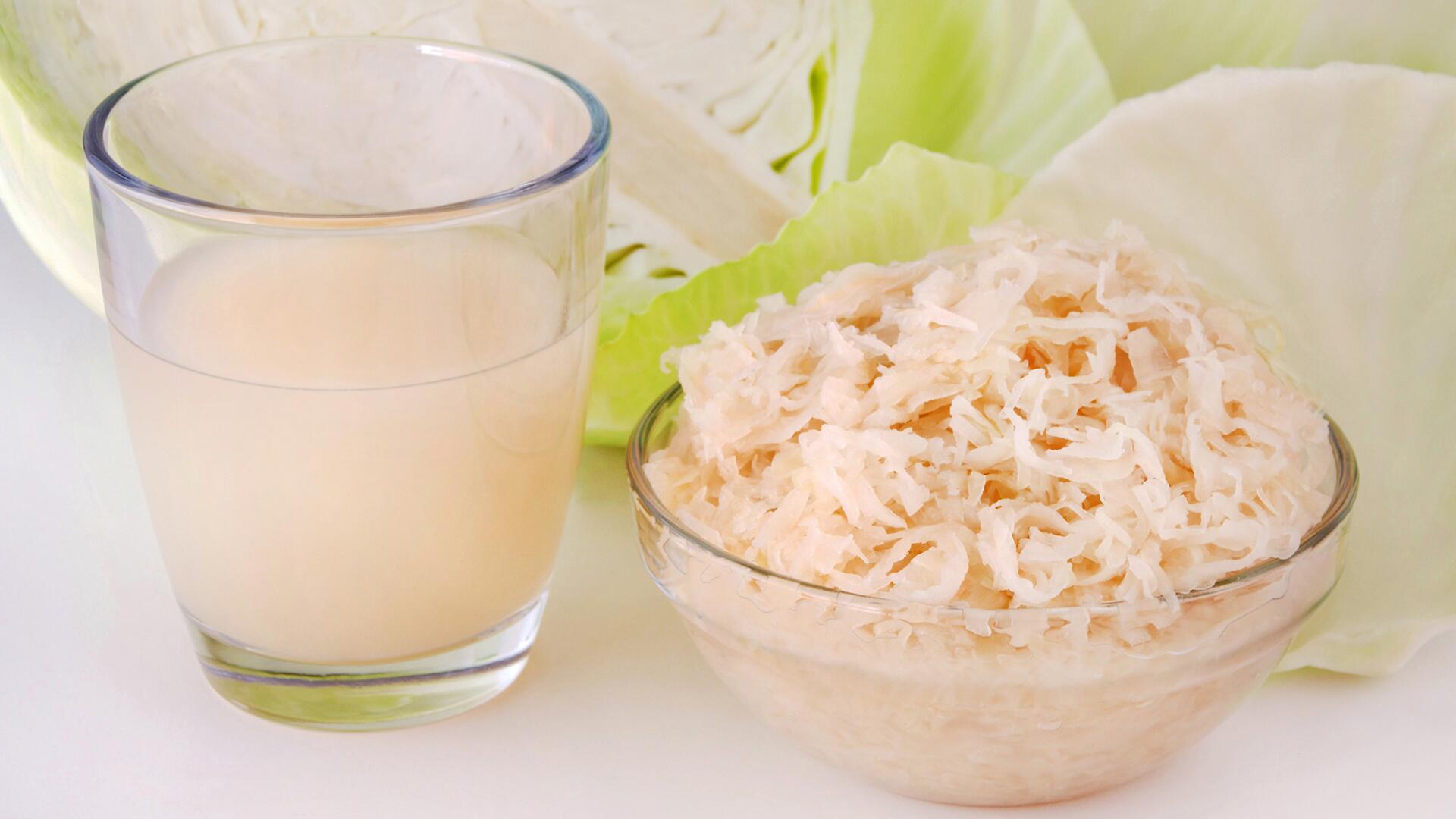 Sowohl Sauerkraut als auch Sauerkrautsaft wirken sich positiv auf den Darm aus.