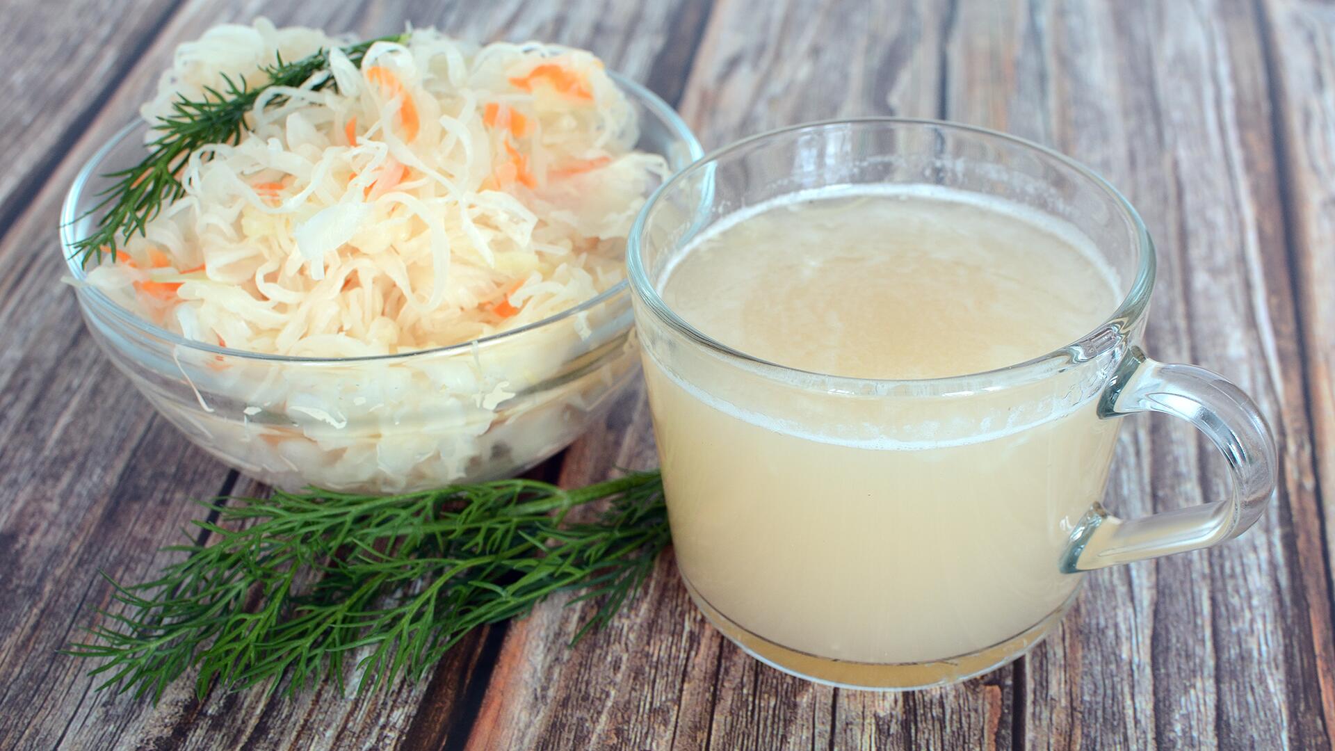 Sowohl Sauerkraut als auch Sauerkrautsaft wirken sich positiv auf den Darm aus.