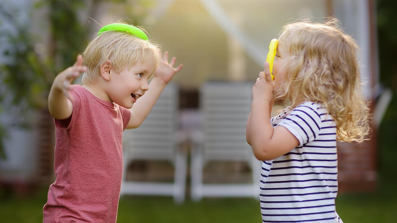 Spiele für draußen: So können Sie Ihre Kinder im Garten beschäftigen