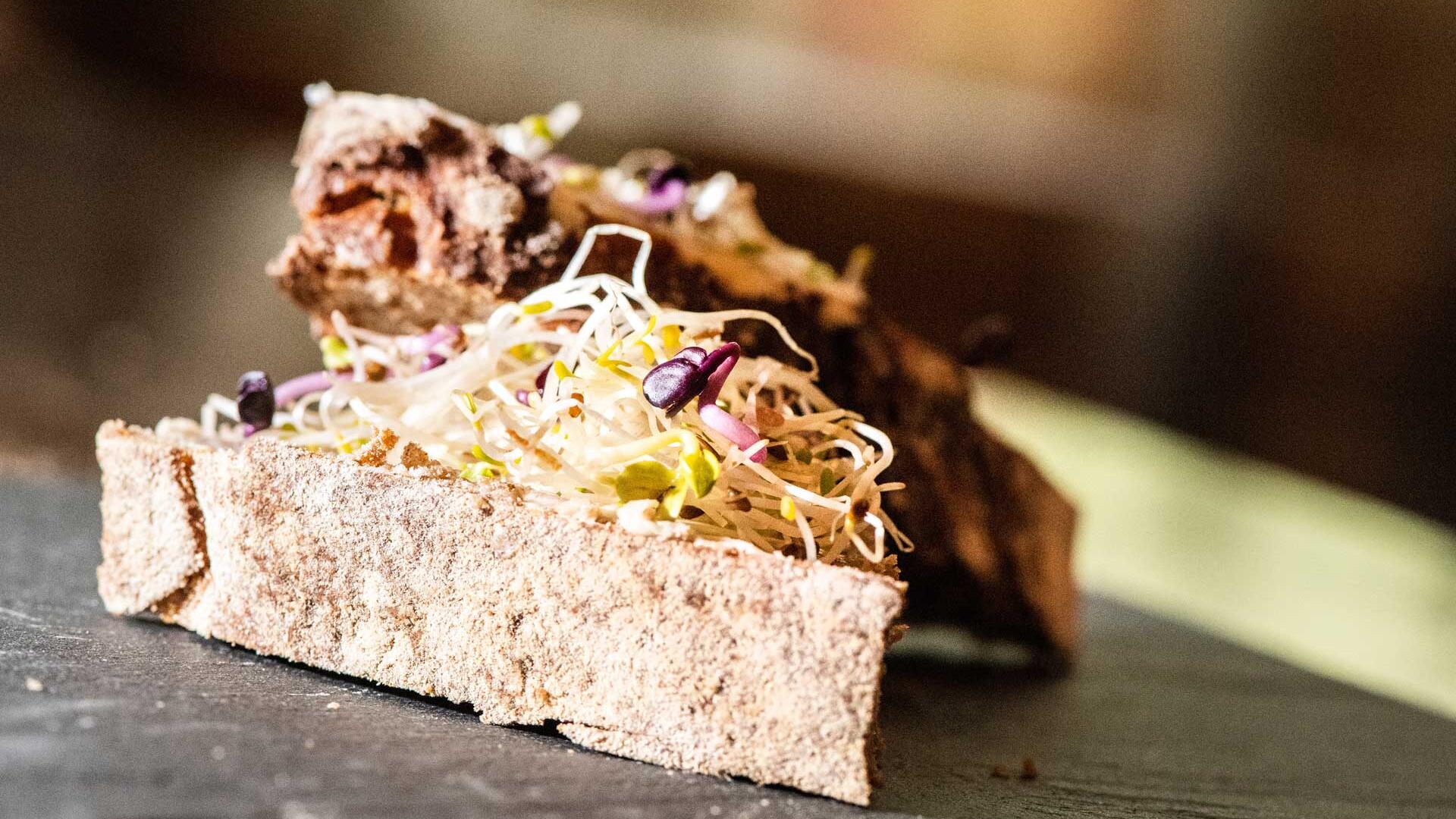 Sprossen als Topping auf einem Brot