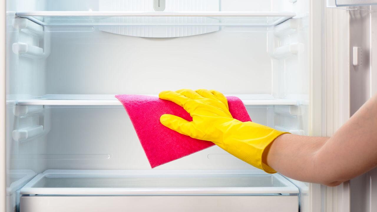 Ständig Wasser im Kühlschrank: Woran liegt es und was kann man tun?