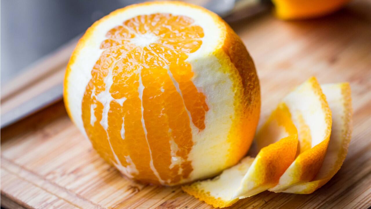 Statt Orangenschalen wegzuwerfen, können Sie damit zum Beispiel Kalk oder Gerüche entfernen.