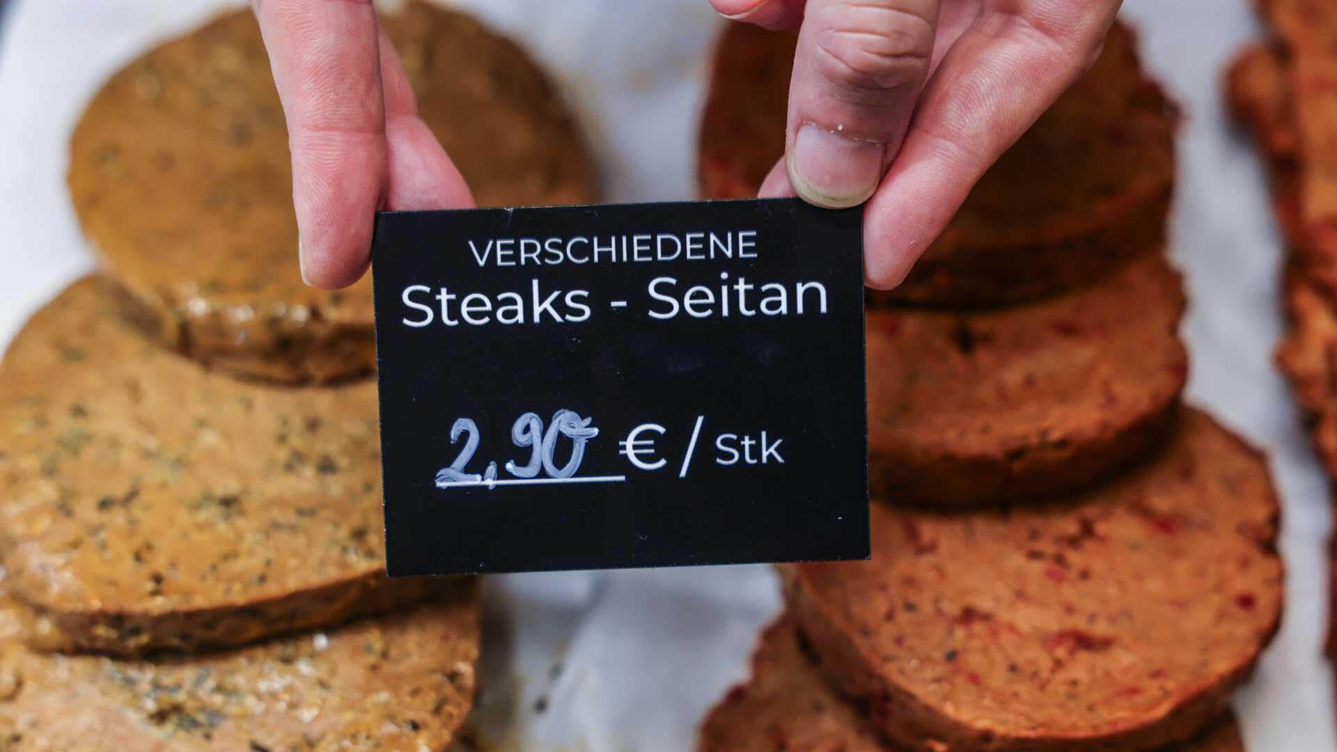 Steaks aus Saitan liegen in der Veganen Metzgerei in der Auslage.