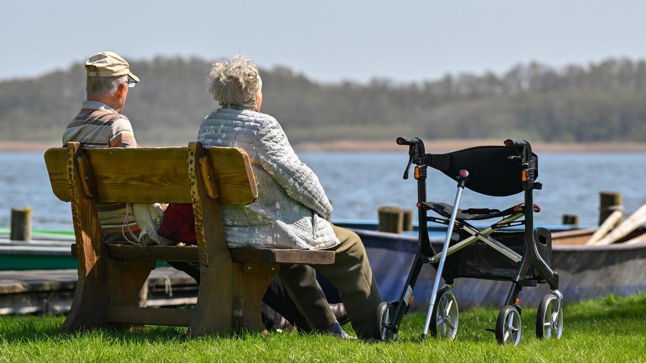 Studie: Lebenserwartung von Frauen und Männern nähert sich an 