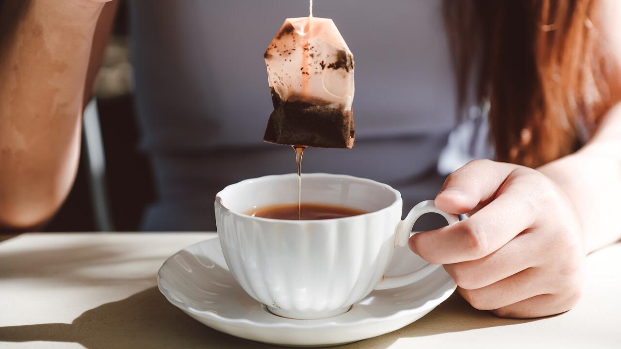 Teebeutel richtig entsorgen: Dürfen Teebeutel in den Biomüll?