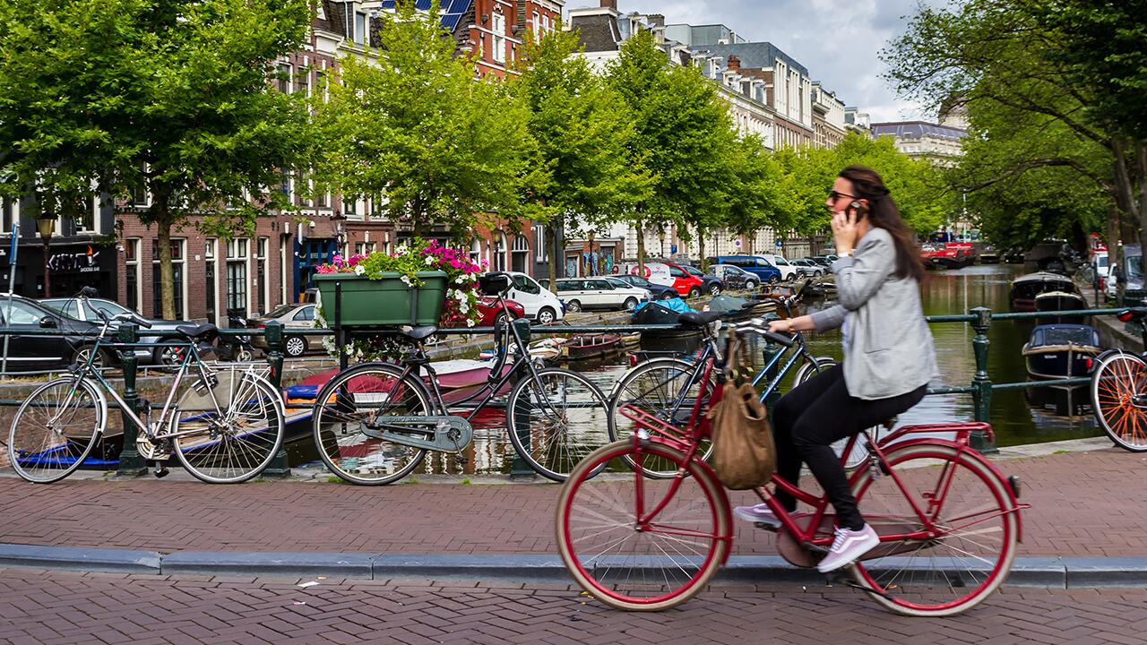 Telefonieren beim Fahrradfahren ist nicht nur gefährlich, sondern auch verboten.