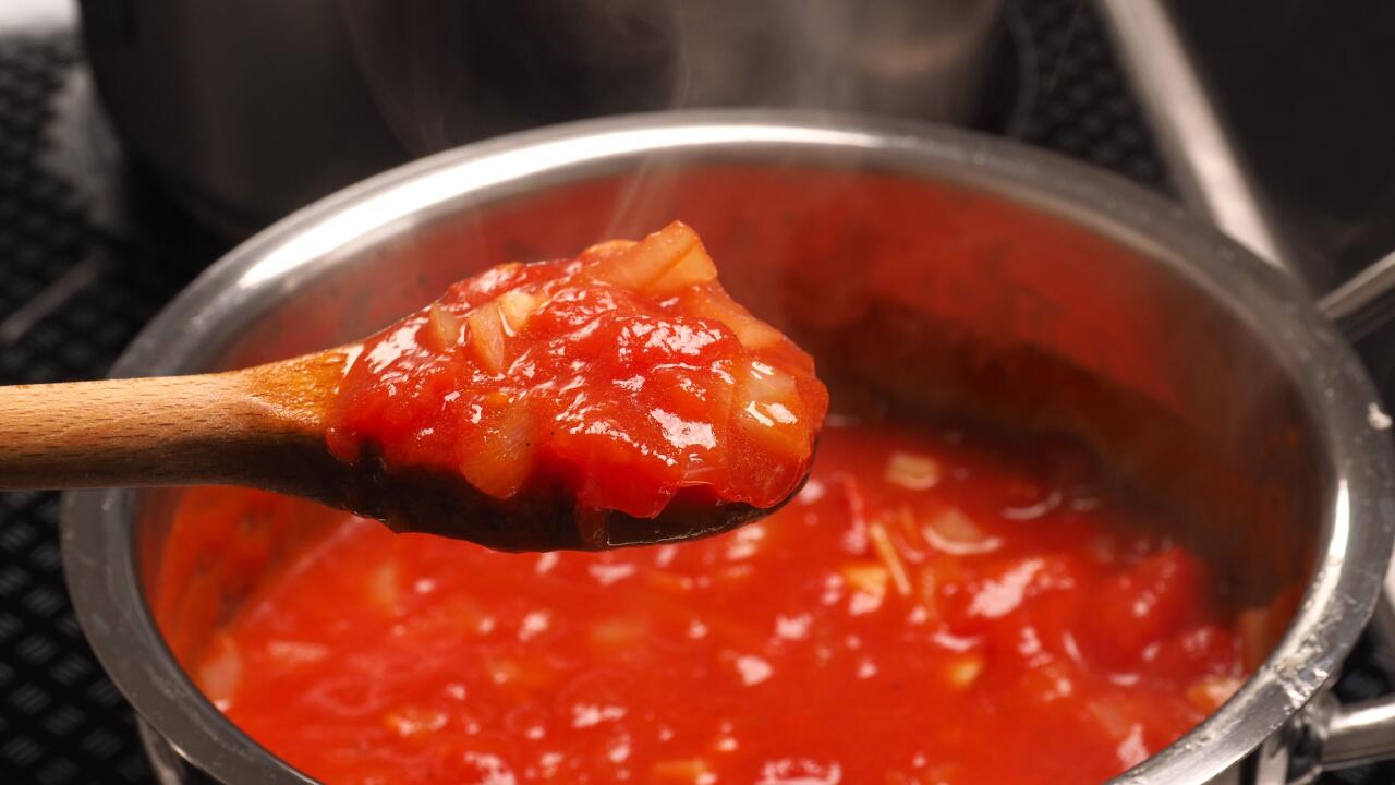 Tomaten können Sie einkochen, um sie lange haltbar zu machen.