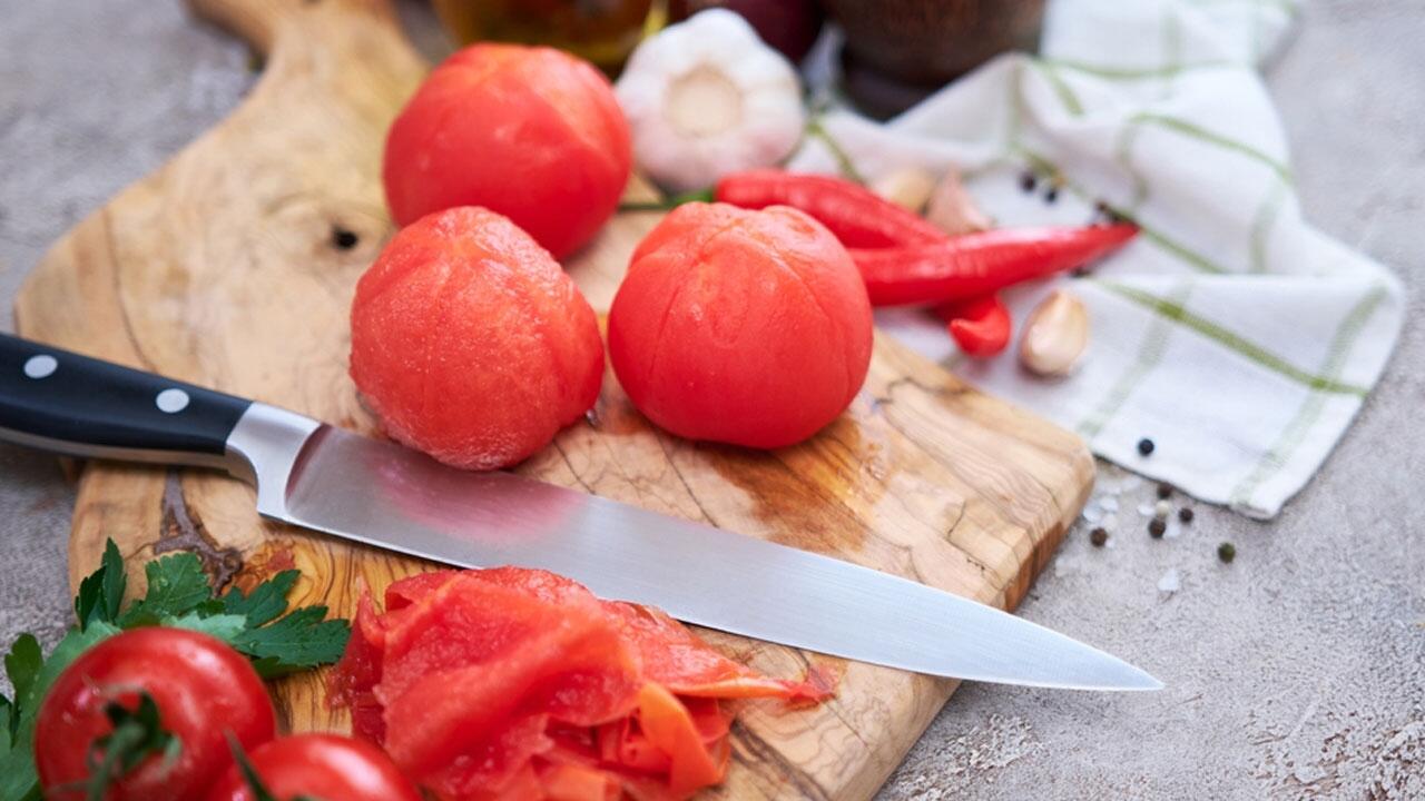 Tomaten zu häuten klappt gut, wenn Sie sich an folgendes Vorgehen halten.