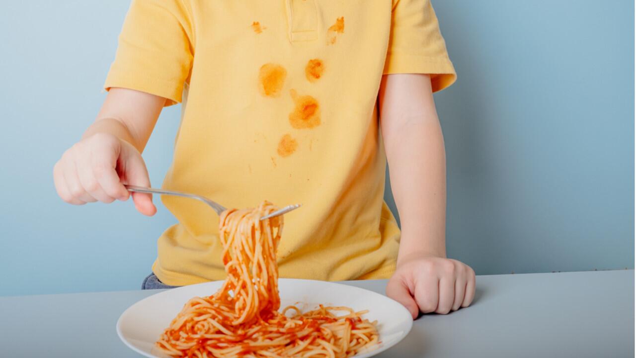 Tomatensoße schmeckt so gut, Tomatenflecken auf dem T-Shirt sind ärgerlich.