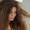 Trockene Haare? 5 Tipps gegen sprödes, strohiges Haar Trockene Haare? 5 Tipps gegen sprödes, strohiges Haar